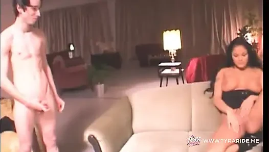 Tante semok rambut cokelat lagi asik nyepong dan ngentot kontol habis-habisan di sofa