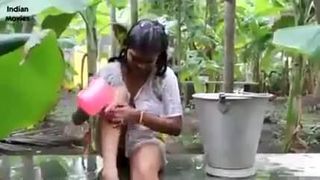 Chica en el baño al aire libre.mp4