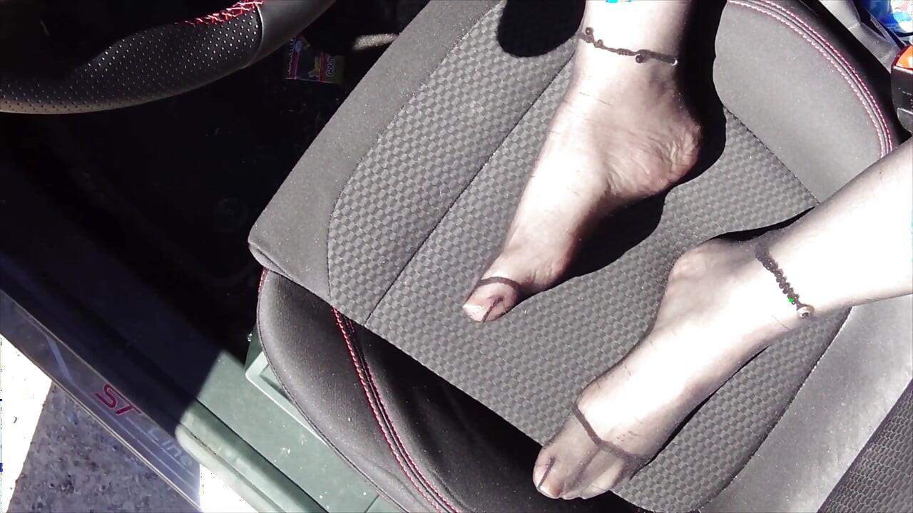 Un garçon en bas nylon en bas dans la voiture