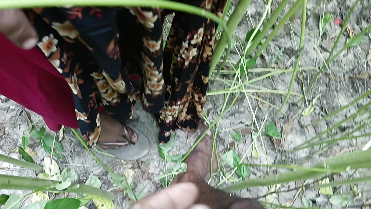 Eu a fodi enquanto ela estava no campo da juta e me diverti muito, então eu ejaculo na vagina dela.
