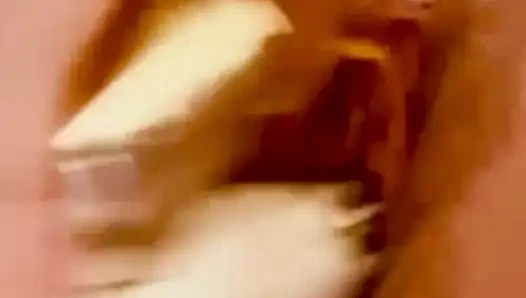 Orta yaşlı seksi kadın amcığını sikiyor