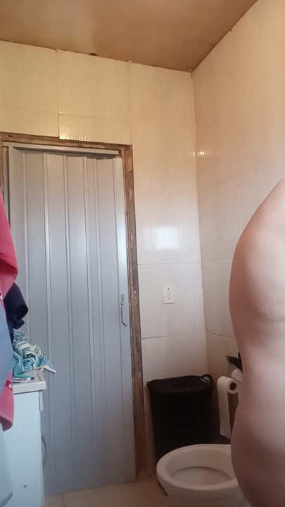 Splashing urine in the face