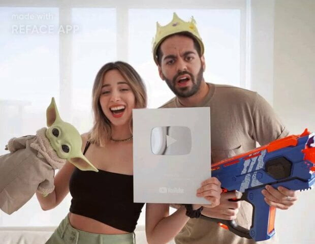 मिया खेलती है