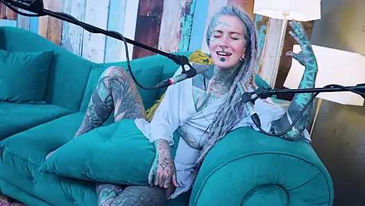 Aku berbicara tentang H - Happiness - ASMR podcast SFW berbicara dengan gadis kurus gothic bertato rambut gimbal