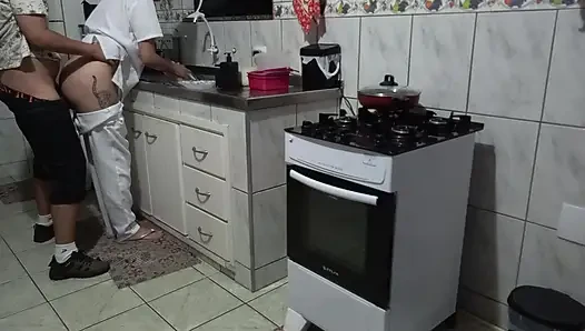 Pembantu menggunakan pantatnya saat mencuci piring.