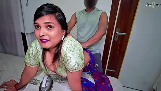 Hizmetçim domalarak flört.. Büyük götlü hizmetçi hizmetçi Hintçe ses ile yerleri ıslatırken sahibi tarafından sert sikiliyor.