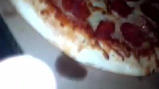 Ejaculare masivă pe o soție tânără cu pizza în toată jumătatea ei