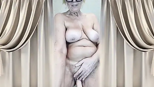 Lukerya si ibu rumah tangga yang hot lagi muasin memeknya di dapur