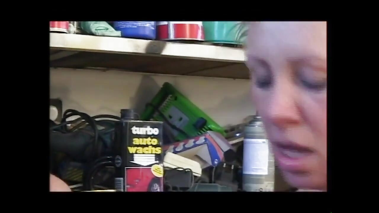 豊満で成熟した細い尻が二人の大きなチンコに犯され、口の中で射精される