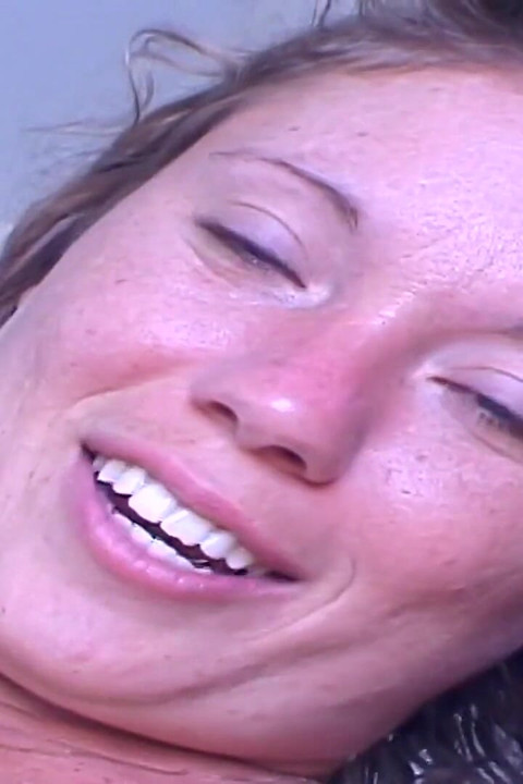 Roșcată tatuată își penetrează pizda cu piercing