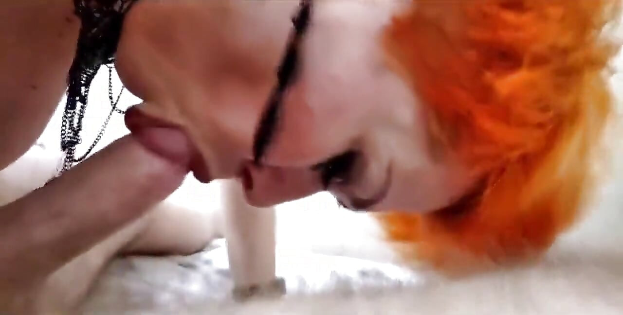 Duas performances de boquete em close-up de uma beleza russa madura em imagens diferentes: loira e ruiva ...