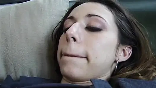 Киску вверх-вниз долбят, текущая сперма подчищает, минет