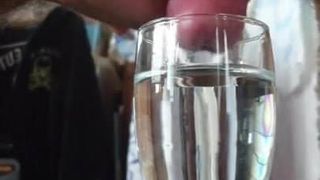 Éjaculation dans un verre d&#39;eau
