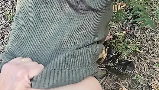 Tante girang amatir ngentot dan nyepong di hutan di sebelah jalan untuk dilihat semua