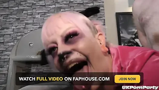 Anal, halloween, gangbang-fick-party mit vier lustvoller schlampen cam2