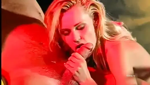 Когда дилдо в очко недостаточно, вот приходит опытный язык, чтобы лизать!