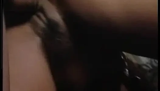 Azgın orta yaşlı seksi kadın patlamalı orgazm için damlayan amını parmaklıyor