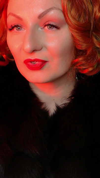 Fur fetish and long leather gloves pin up MILF