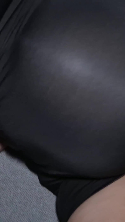 Ma femme enceinte me trompe avec ma meilleure amie. Il jouit sur son ventre de 9e mois | Clip 1