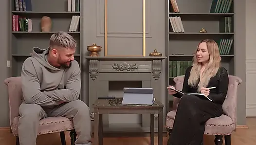Eine sexy vollbusige psychologenin bei einem empfang zum orgasmus gefickt