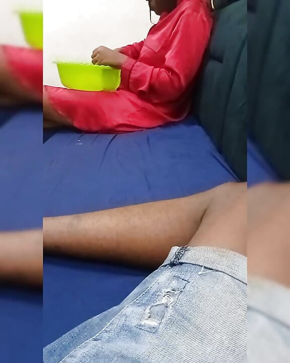 Egy csintalan afrikai iskolás lány szüneten az órákon