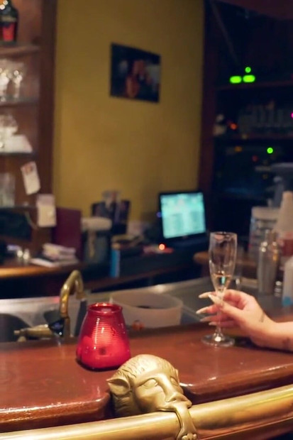 Milf circondata da grossi cazzi pronta a distruggere