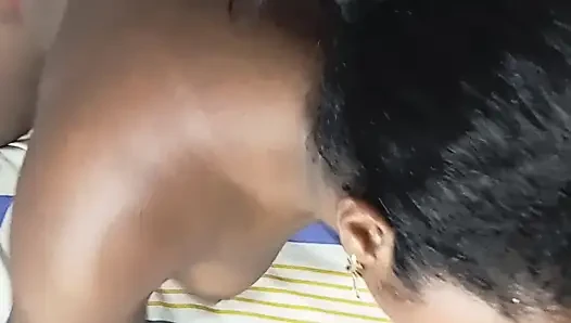 Yüzü kaplı seksi esmer kız