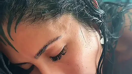 Papi, aku suka banget sama kontol besarmu - cewek semok latina rambut cokelat lagi asik nyepong dan ngentot posisi cowgirl - pov