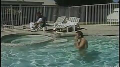 Biały facet pływa w basenie, zanim zostaje wkręcony przez swojego czarnego przyjaciela