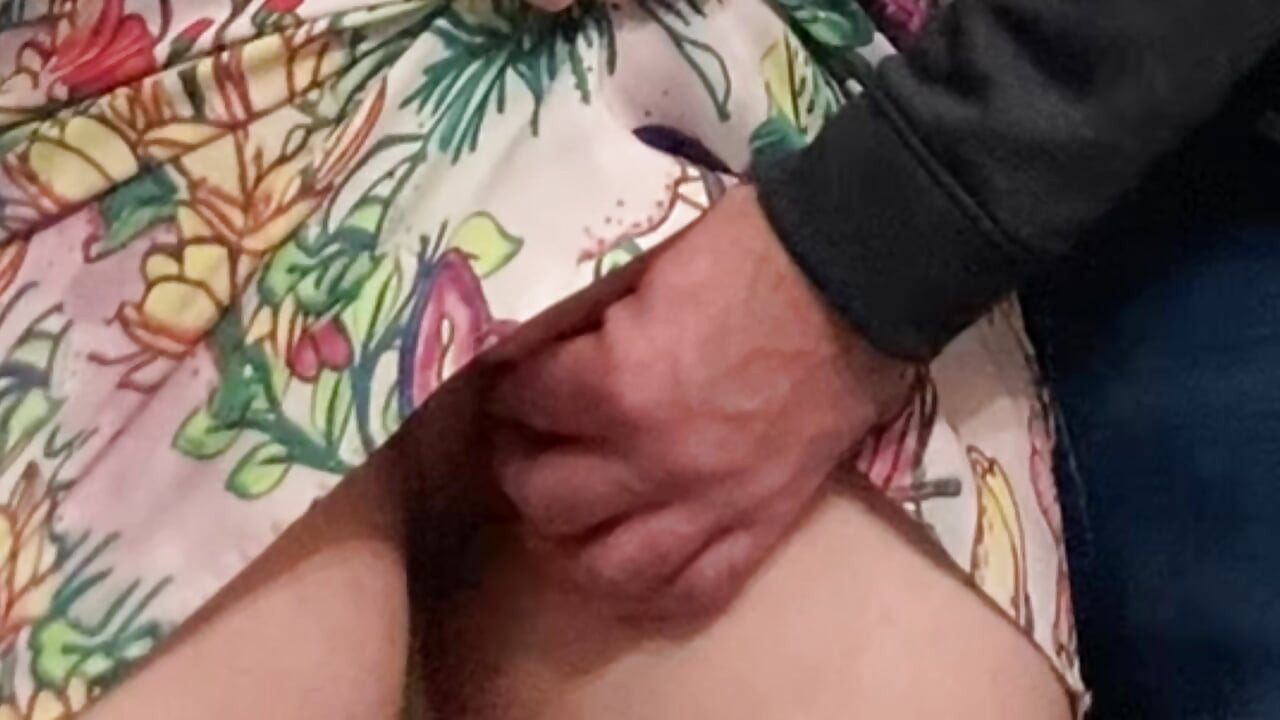 الإصبع في وسائل النقل العام - لا سراويل داخلية فاتنة