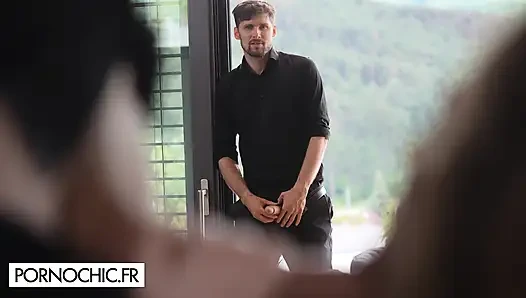 Das paar begrüßt einen gast zu hause