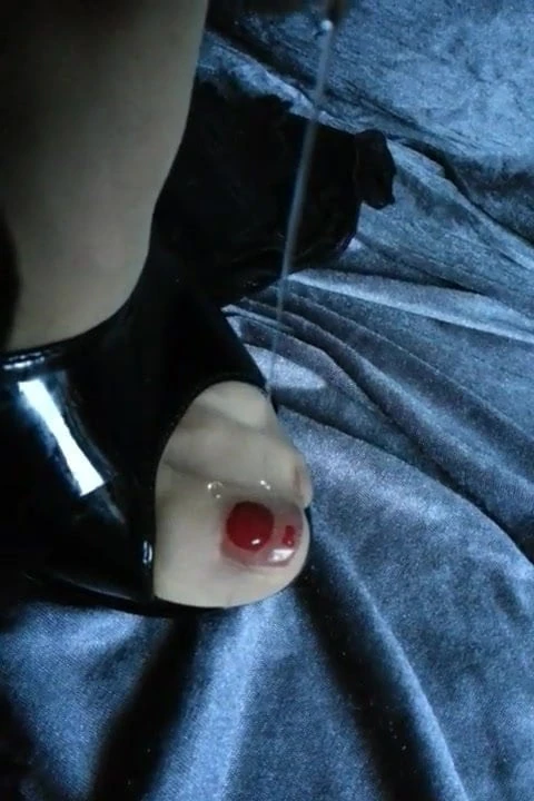 pre cum on pantyhose feet