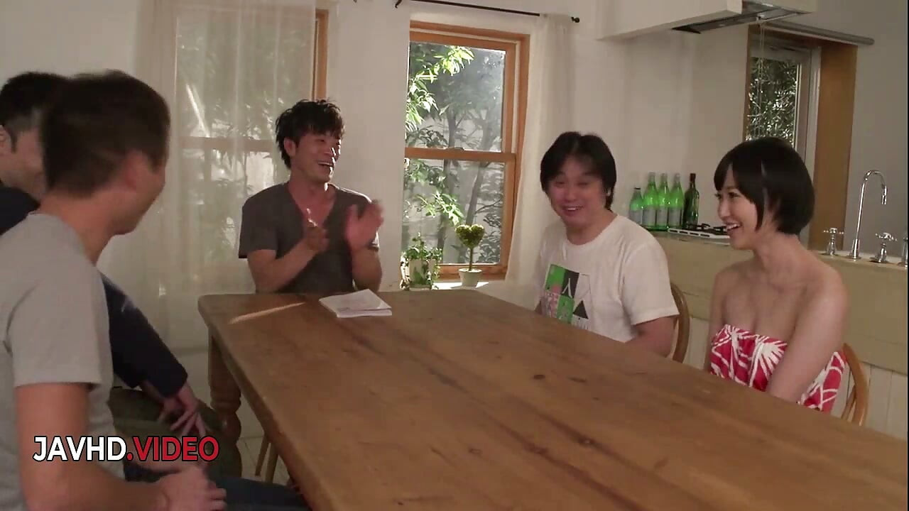 Yu Shinoda donne une double fellation bâclée dans un gang-bang japonais