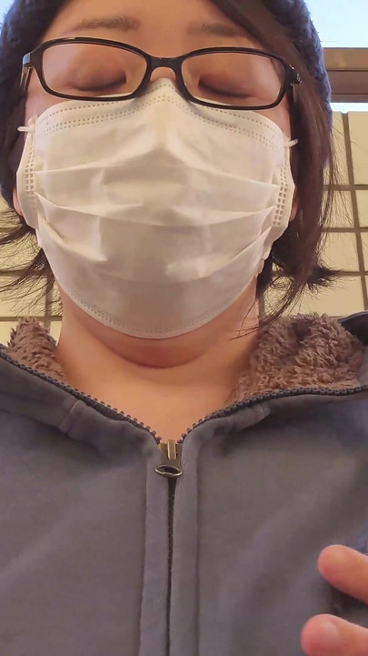 ผู้หญิงที่แต่งงานแล้วตื่นเต้นขณะช่วยตัวเองบนระเบียง