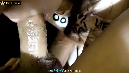 Ateşli üvey kız üvey babasının yarağına gitmek için masanın altına tırmanıyor