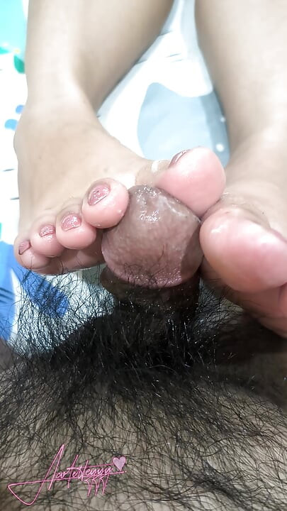 Le dijo a Acoletteyy que se detuviera pero ella burló de su semen de todos modos con su lindo dedo grande redondeado
