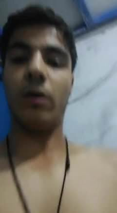 男孩在浴室里玩耍