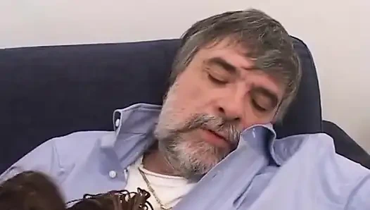 Yaşlı baba genç kızı sikiyor