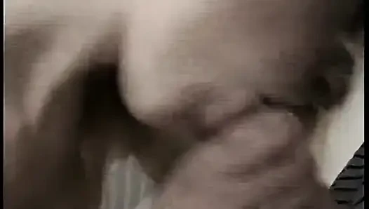 Sarışın bebek patlayıcı orgazm için parmaklarken süt fışkırtıyor