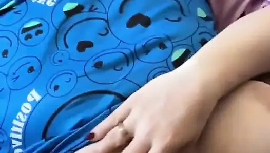 Uzanarak büyük göğüslerimi ovuyorum