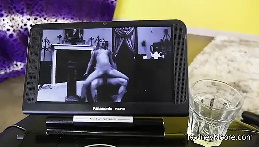 İri güzel kadın doktor döl tadılasın diye taşak yalıyor