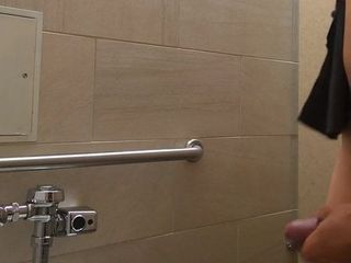 Masturbandosi e sborrando in un bagno pubblico - sessione 16