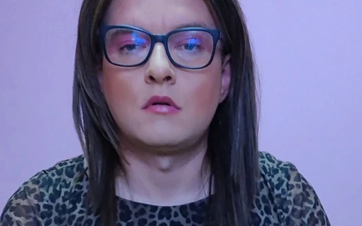 Boşalma, dildo, anal ve güzel trans yüksek topuklu ayakkabılar ve siyah çoraplarla, kırmızı dantelli