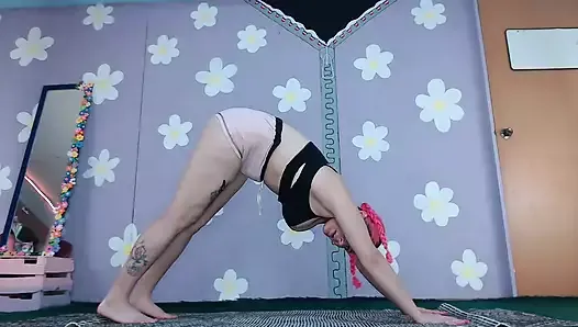 Une milf mignonne fait du yoga en short court, nip slip