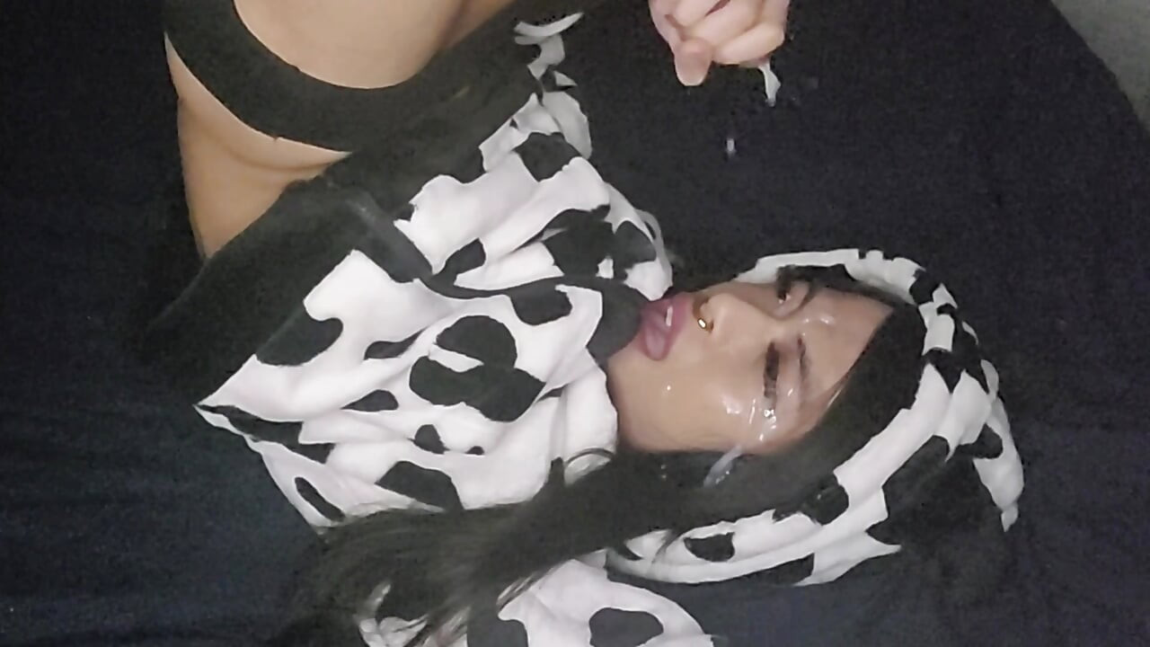 Kleines trans-cowgirl liebt milch