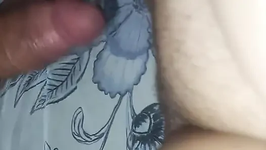 Istri memberi dan membelah kakinya