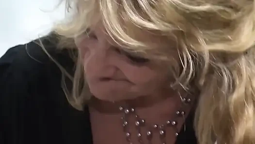 Alman olgun iki kadın bir erkek üçlü grup seks ateşli boşalmayla bitiyor