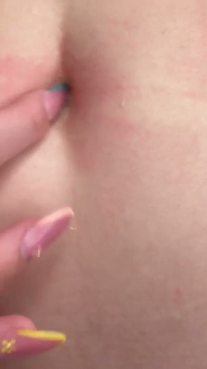 Masturbação no umbigo de latina com barriga perfeita e creme branco | Clip 1