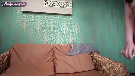 Proposal tak terduga. Si cantik langsing membuat gerakan yang berani, mengubah momen yang tenang menjadi perubahan hidup
