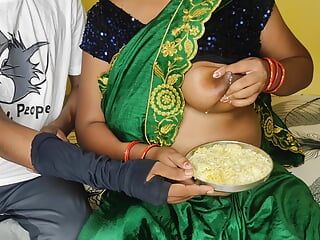 Schwägerin fütterte ihrem schwager essen mit milch - hindi-video